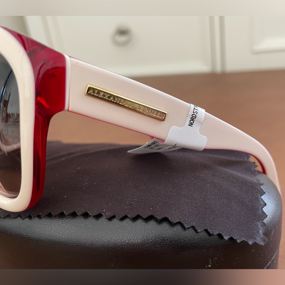 Alexander McQueen oversized sunglasses in creamy white and red NWT πHP x2π - Picture 4 of 7